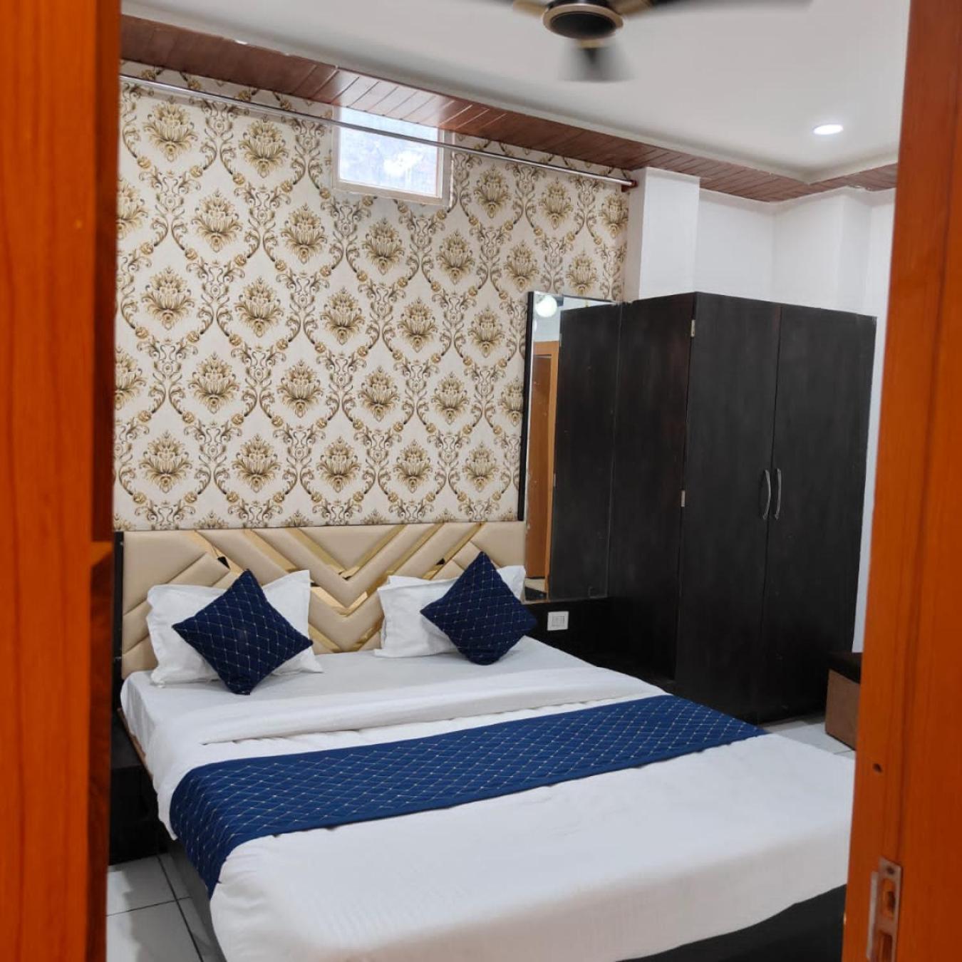 Rk Hotel & Restaurant Dewās Екстериор снимка