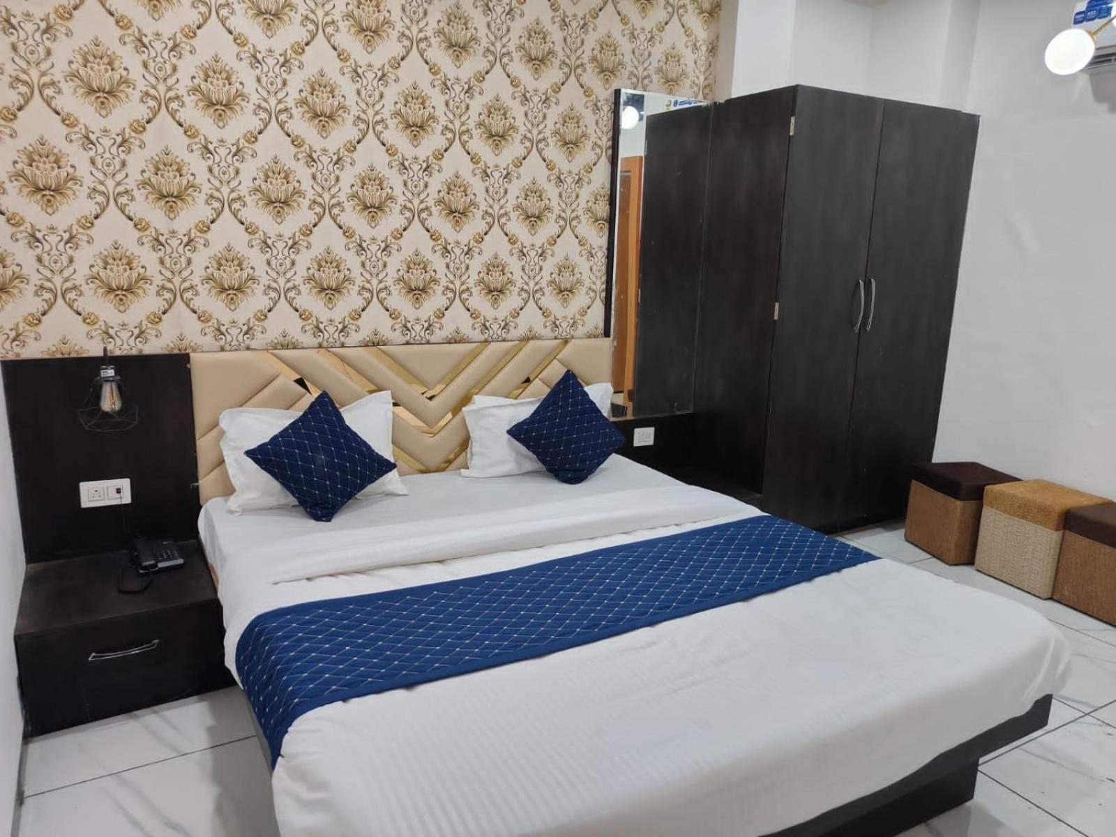 Rk Hotel & Restaurant Dewās Екстериор снимка